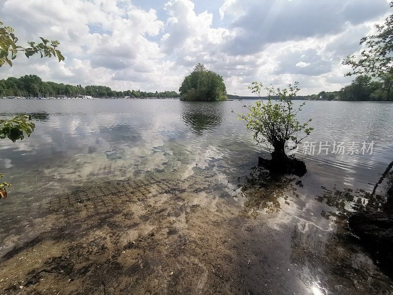 在Düsseldorf的Unterbacher See，五月一个春天的早晨神秘的气氛